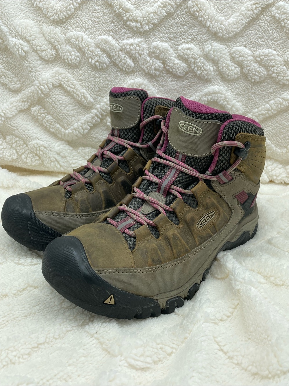 KEEN Targhee III Women's Lace-Up Waterproof Hiking Boots, Weiss/Boysenberry